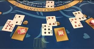 Meja permainan poker virtual dengan dealer dan pemain di latar belakang pada platform hiburan digital